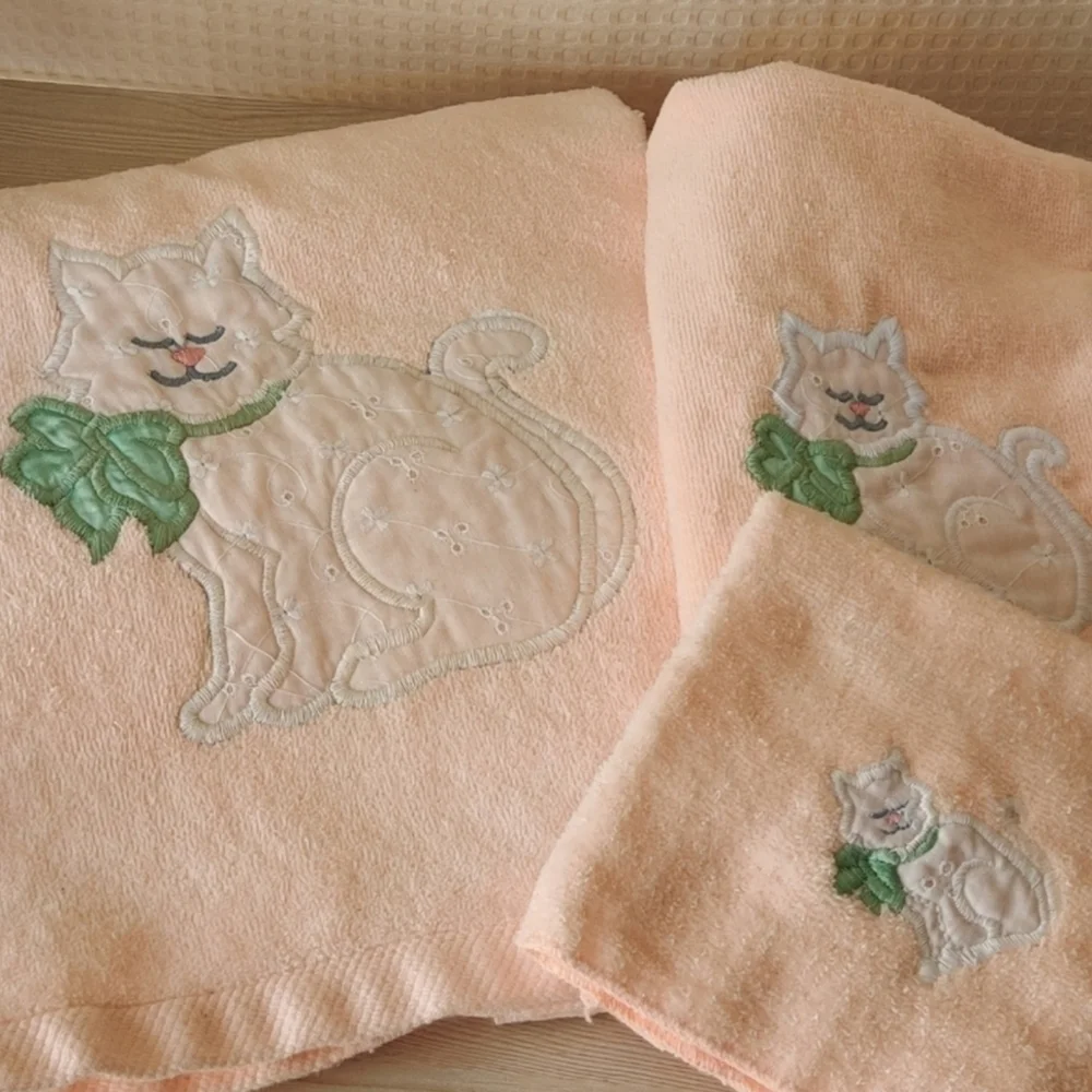 Vintage White Cat on Peach color Bath Towel Set